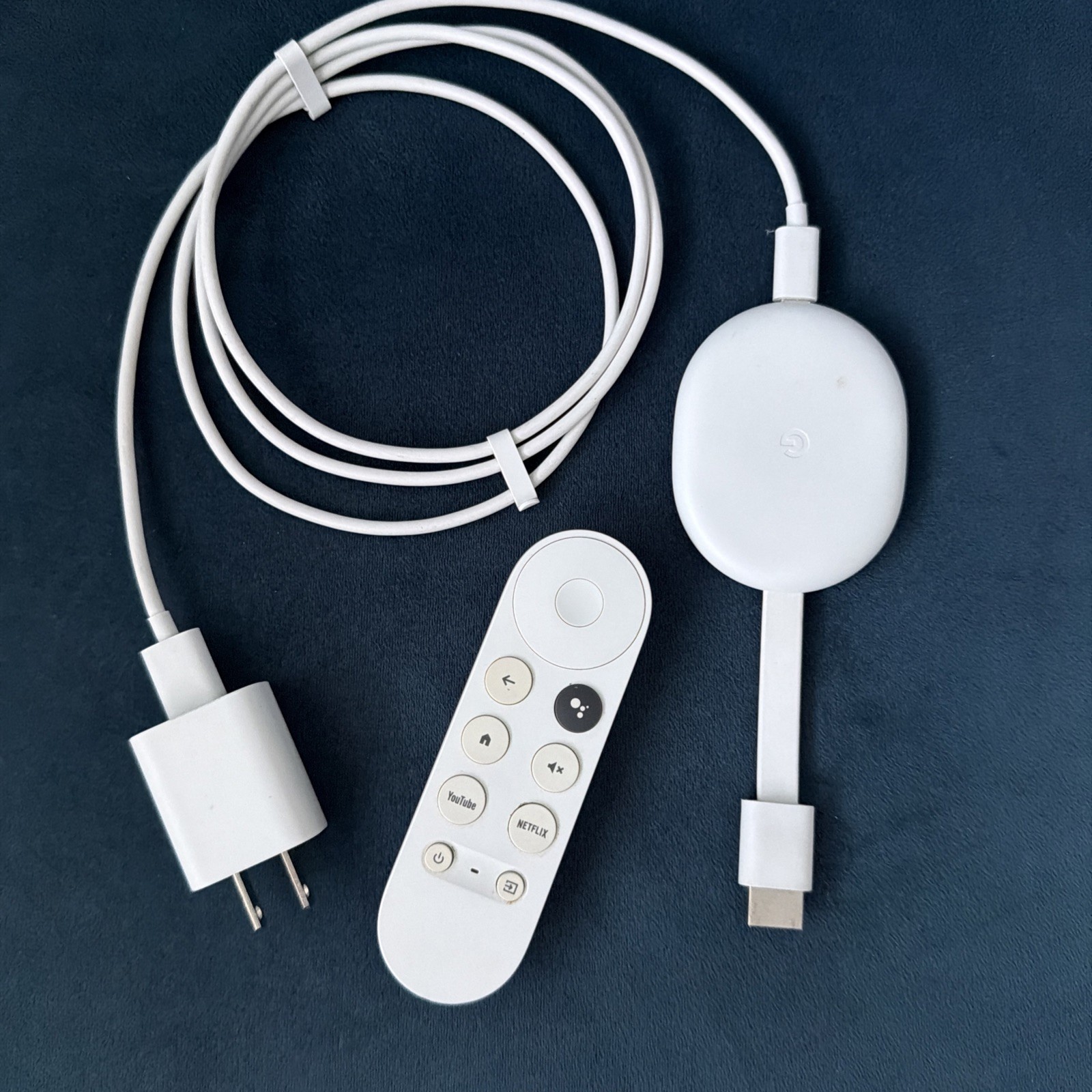 Google Chromecast with Google FHD TV – Snow (GA03131-US)