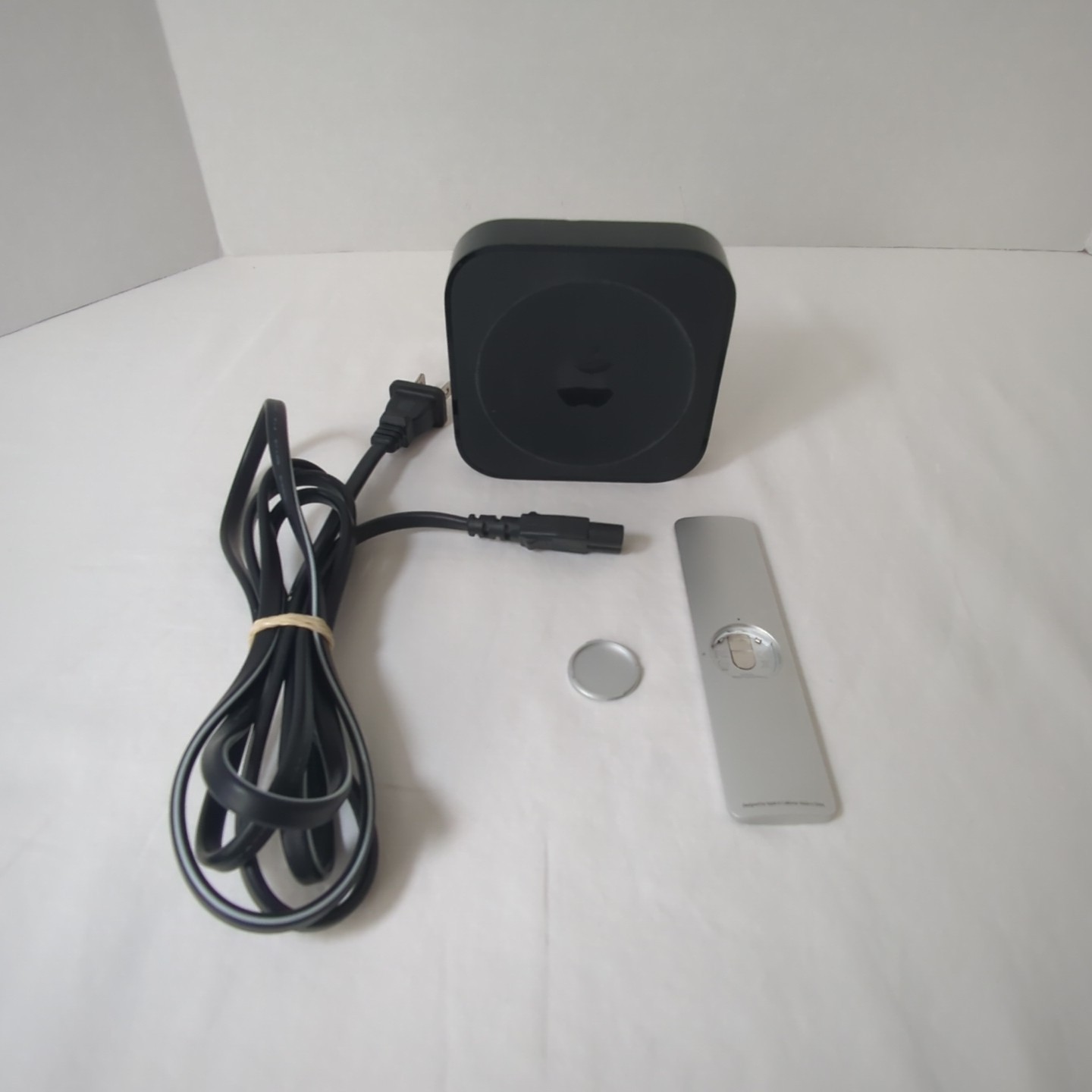 Apple TV A1427 (3rd Generation) HD Media Streamer w/ Remote A1294 & Power Cable