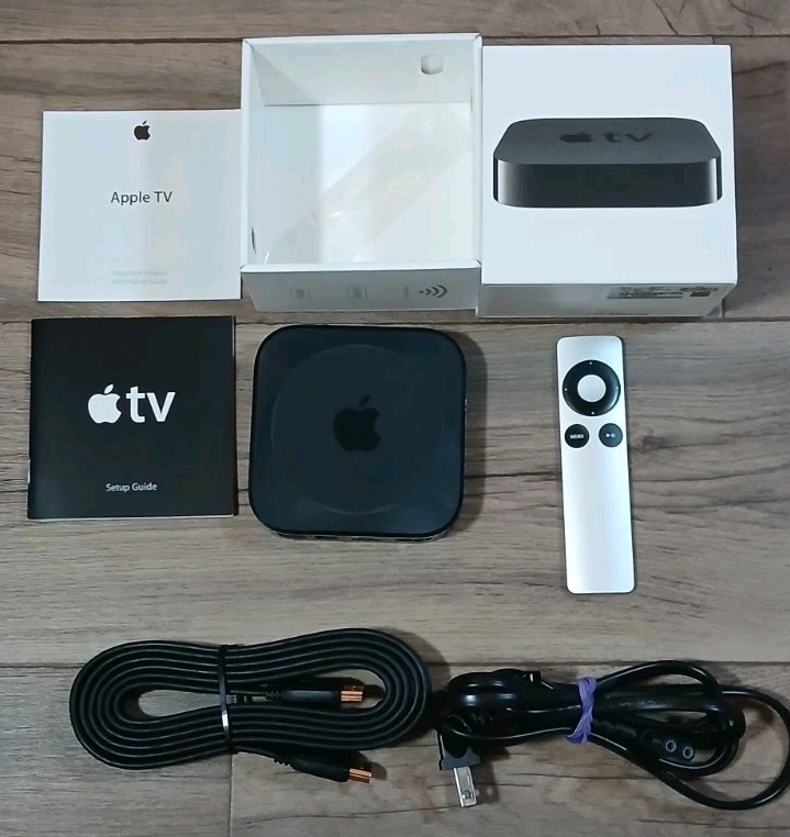 Apple TV 3rd Gen A1469 1080p Media Streamer Silver w/ Remote Power & HMDI CABLE