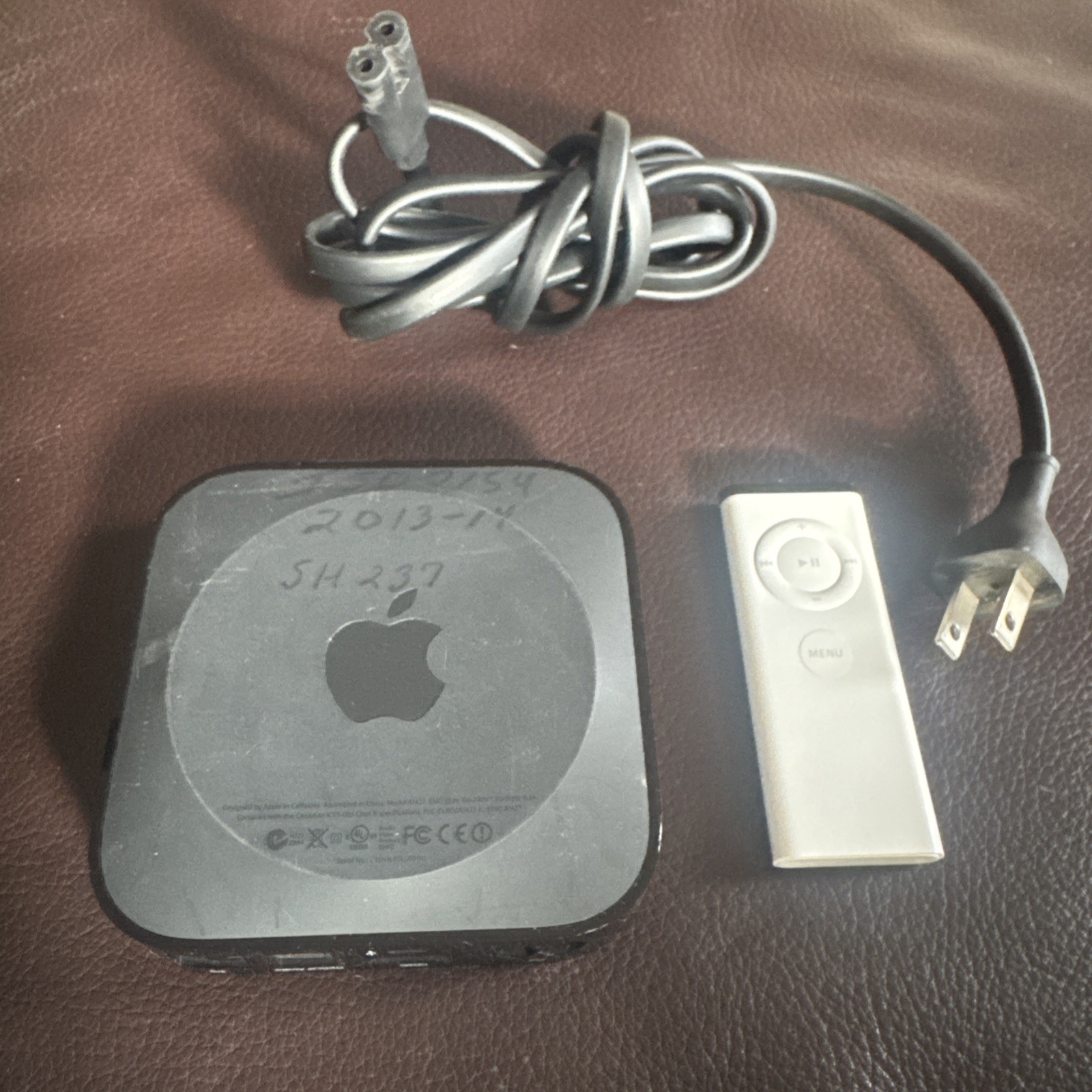 Apple TV Model A1427 (3rd Gen) 1080p Media Streamer W/AirPlay Remote & Power Cbl