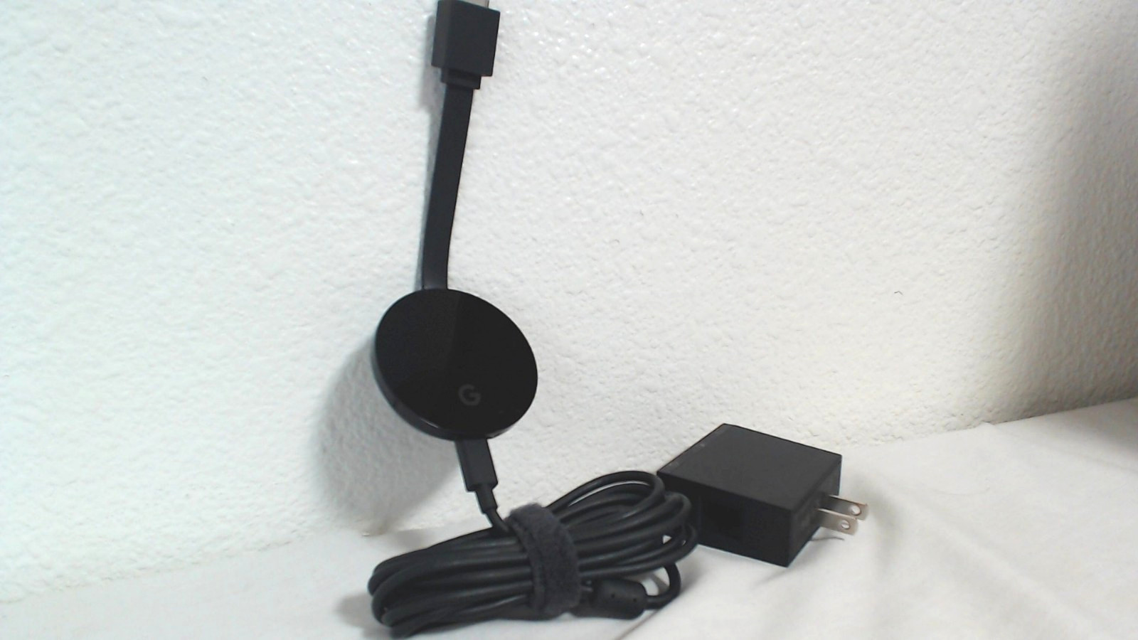 Google Chromecast ULTRA 4K HDR NC2-6A5 D Wi-Fi Media Streamer