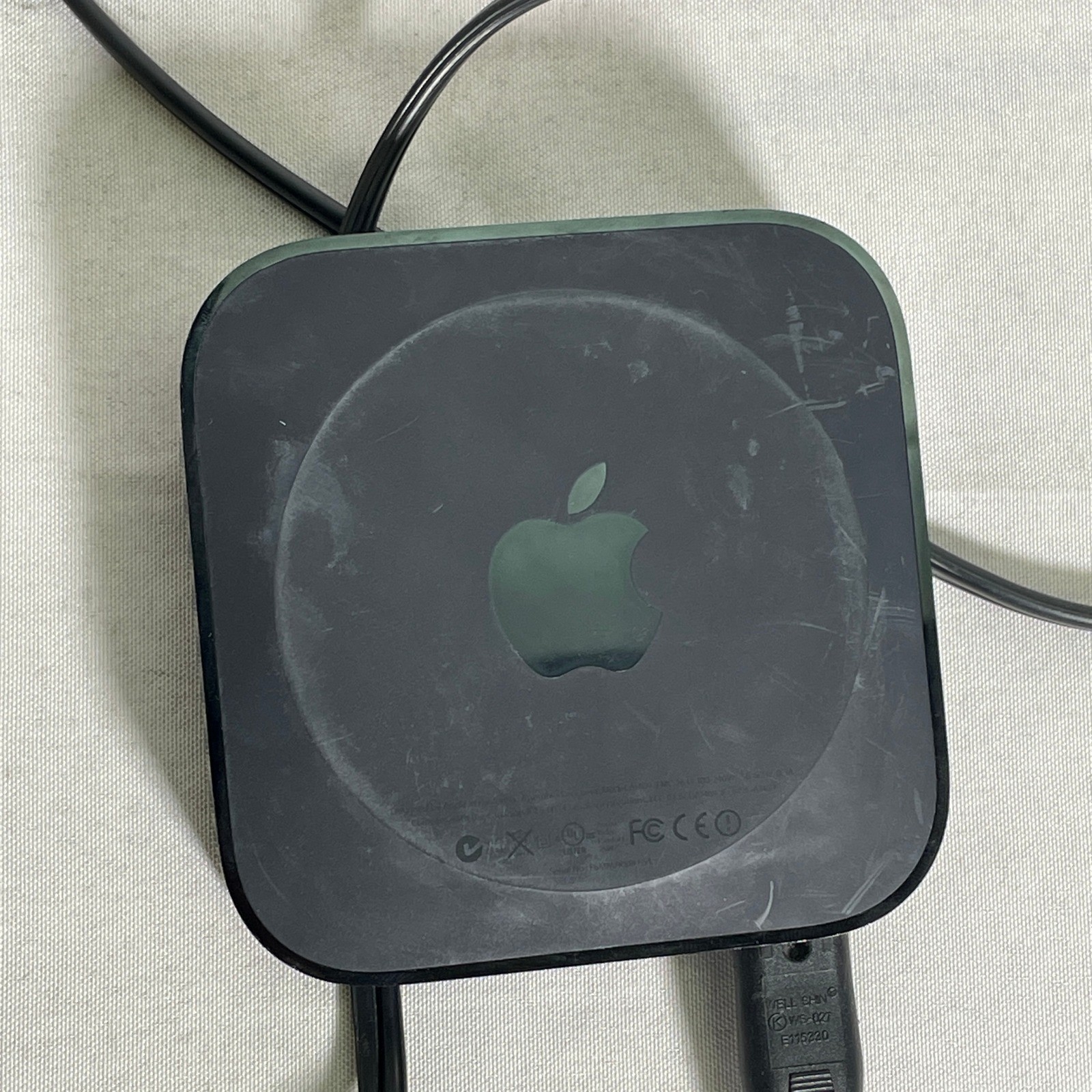 Apple TV 3rd Gen A1469 MD199LL/A Black HD Stream Media Player w/ Silver Remote