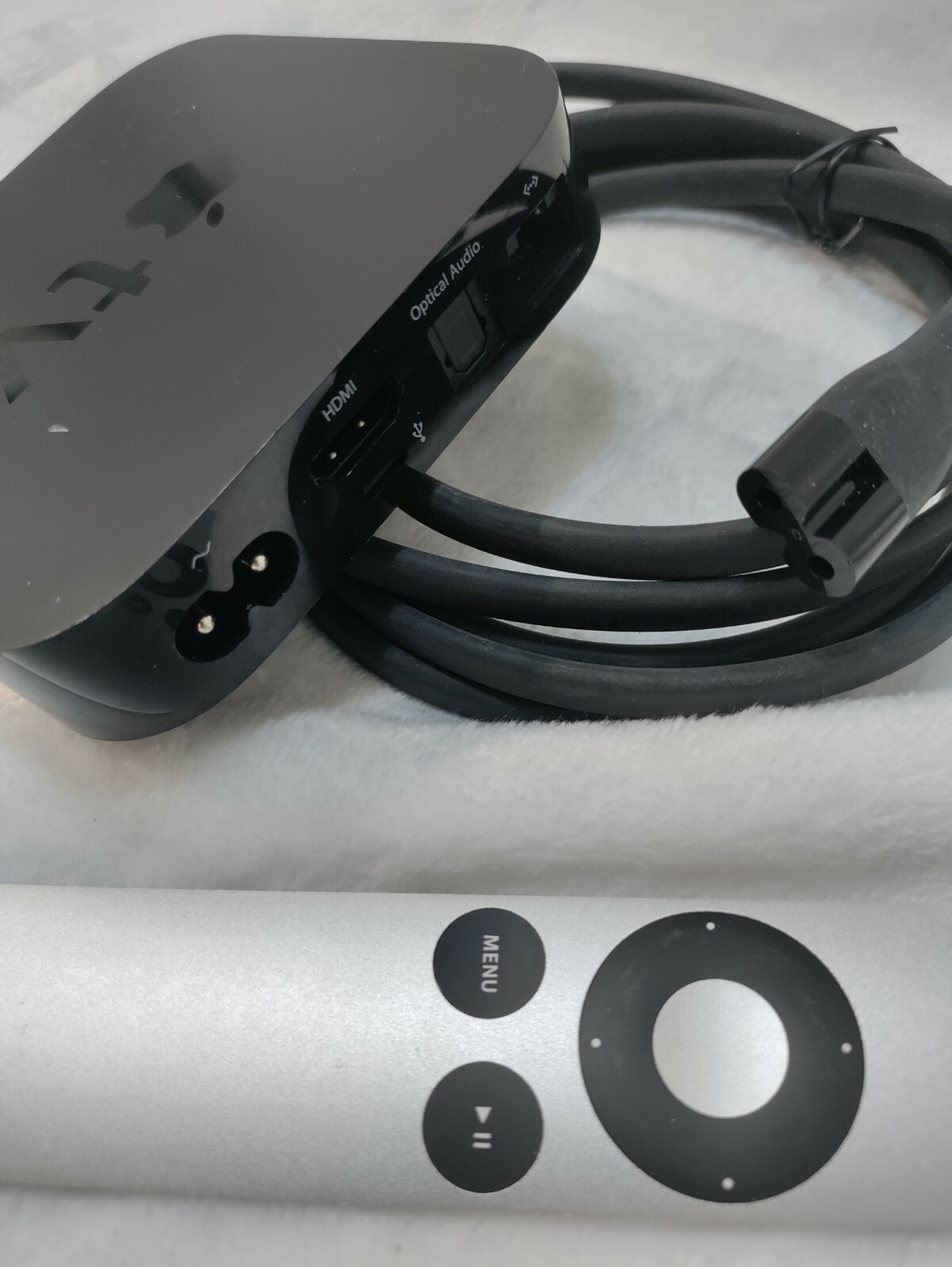 Apple TV (3rd Generation) 8GB HD Media Streamer – MD199B/A with remote